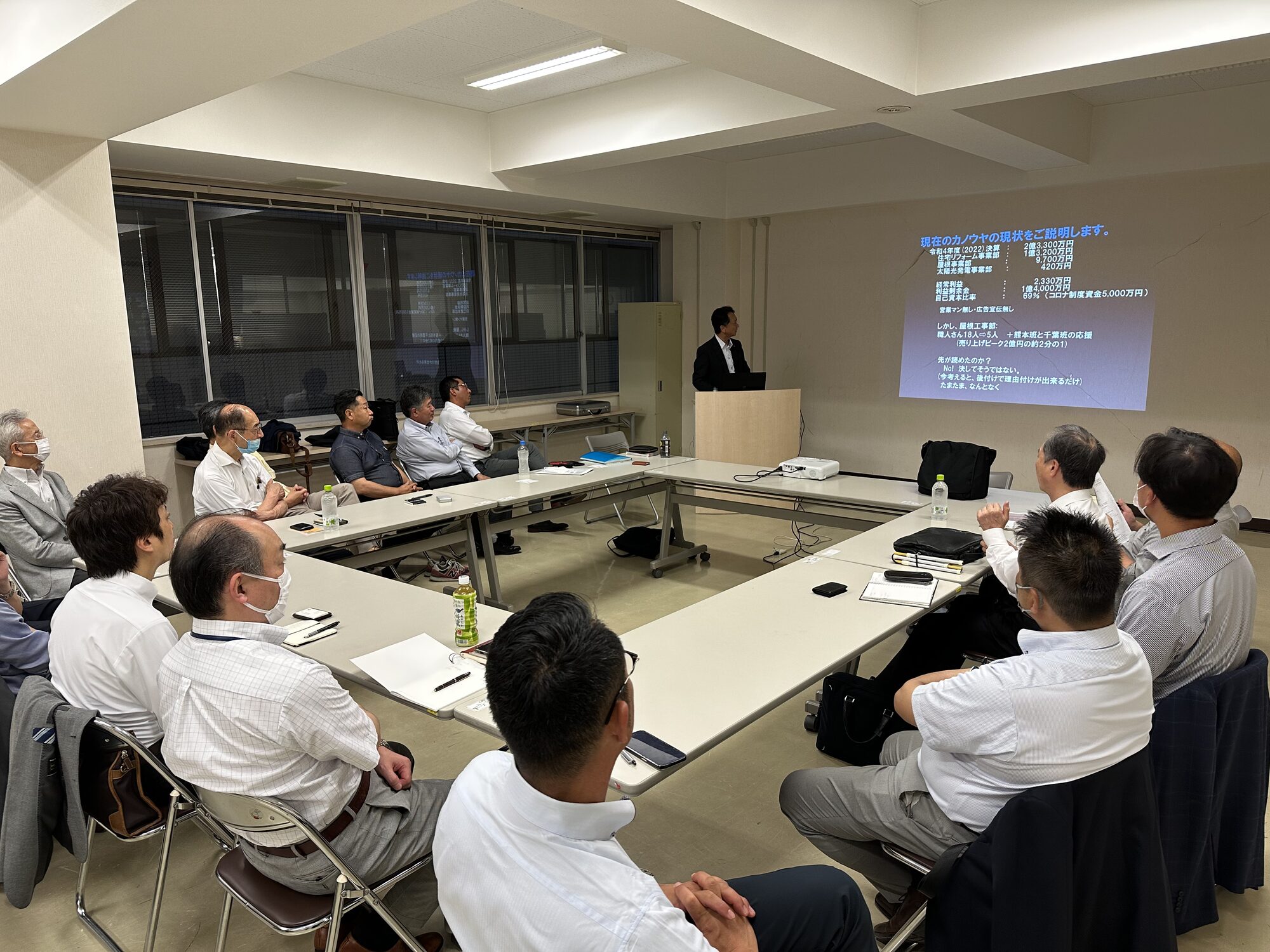 例会で経営報告に耳を傾ける会員の様子